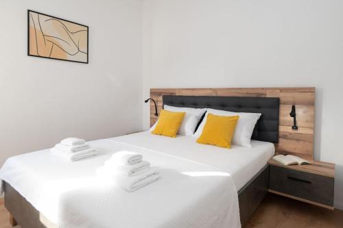 Un pat sau paturi într-o cameră la Kuća za odmor LYRA