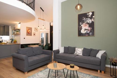 Sala de estar con 2 sofás y mesa en Kuća za odmor LYRA en Skradin