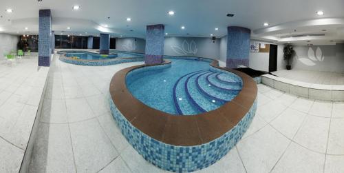 The swimming pool at or close to Watheer Hotel Suite