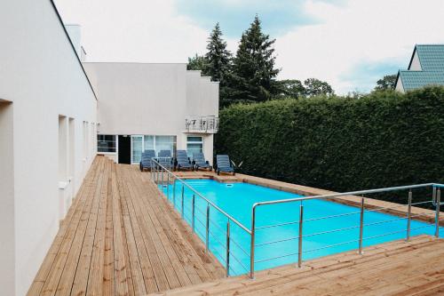 una casa con piscina en una terraza de madera en Vesiroos Apartment, en Pärnu