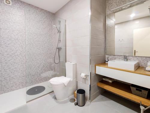 a bathroom with a toilet and a sink and a shower at Ap Amorosa Praia - 5 minutes From the Beach in Viana do Castelo