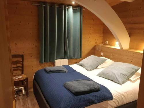 Giường trong phòng chung tại Chalet de 4 chambres avec jardin et wifi a La Lechere a 1 km des pistes