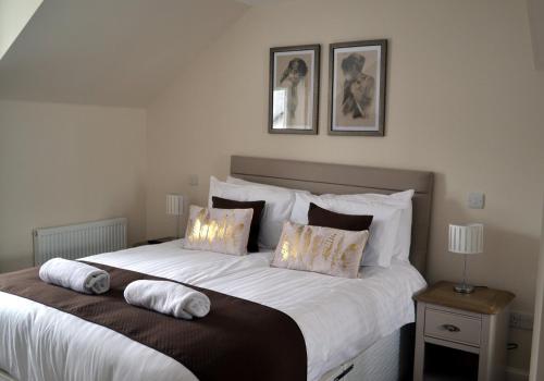 um quarto com uma cama grande com duas almofadas em Dorcha's Mian em Killin