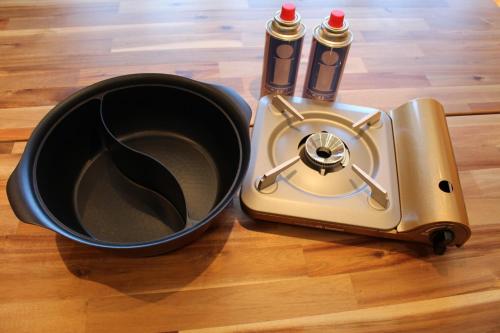 a stove with a pot and a bowl on a wooden floor at 佐世保VILLA青鹿Ur1 in Sasebo