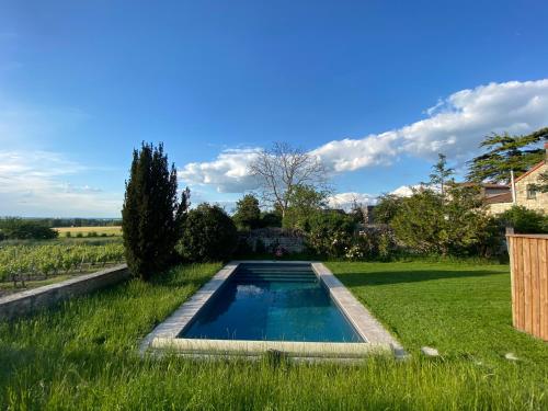 ein Schwimmbad in der Mitte eines Gartens in der Unterkunft Maison de rêve avec piscine au milieu des vignes in Berrie