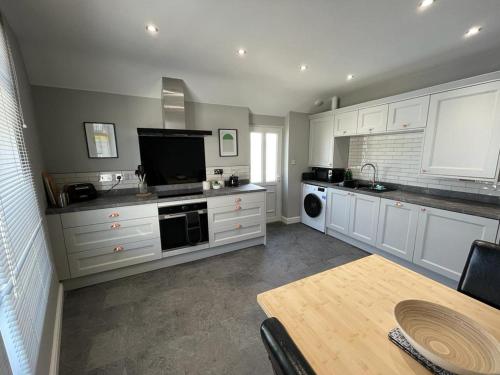 Kuchyň nebo kuchyňský kout v ubytování Stunning 1 bedroom Flat in The Mumbles