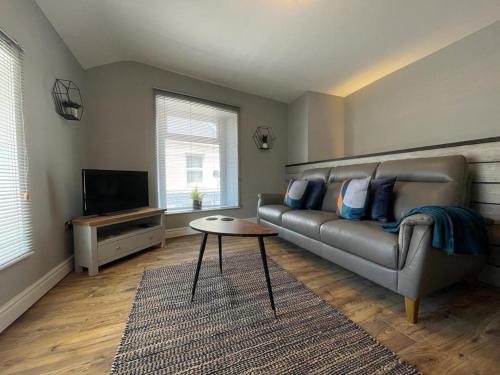 Posezení v ubytování Stunning 1 bedroom Flat in The Mumbles