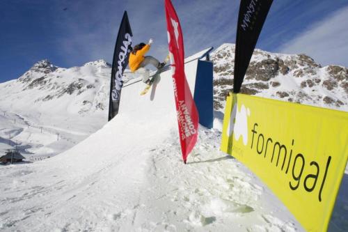 a person on skis doing a jump in the snow at Margas Golf Apartment in Sabiñánigo
