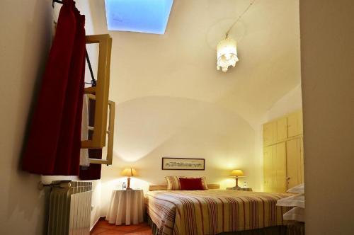 a hotel room with a bed, desk and a lamp at Casa de Serpa - Turismo Rural in Serpa