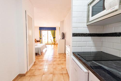 eine Küche mit Spüle und Arbeitsplatte in der Unterkunft Estudio castle harbour 403 los Cristianos in Los Cristianos