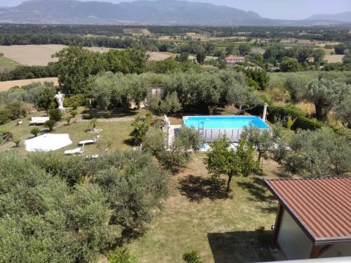 uma vista aérea de uma villa com piscina e árvores em La Casa Del Sole em Altavilla Silentina