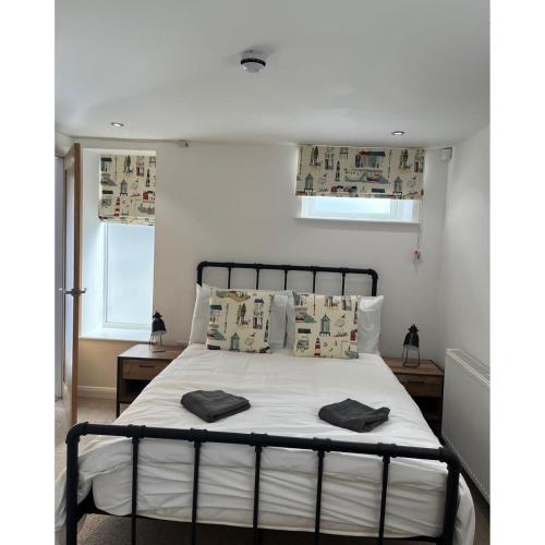 sypialnia z łóżkiem z 2 poduszkami w obiekcie The Hideout (Garden Flat, 4 Dragon Road) w mieście Harrogate