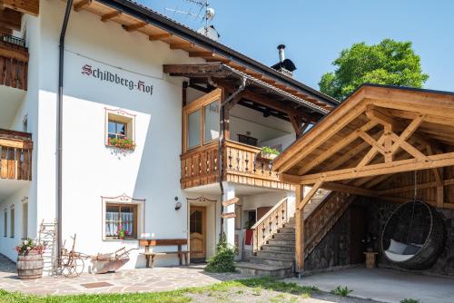 a building with a balcony on the side of it at Schildberghof Schlernblick in Siusi
