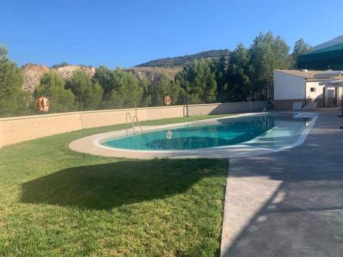 - une piscine au milieu d'une cour dans l'établissement Casa De Juanita Vivienda Rural, à Hinojares