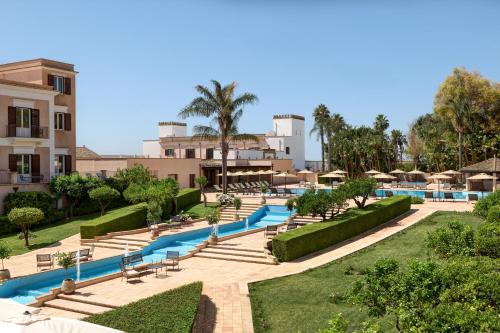 vista sulla piscina di un resort di Almar Giardino di Costanza Resort & Spa a Mazara del Vallo