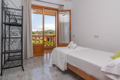 a bedroom with a bed and a window with a view at Pili in Felanitx
