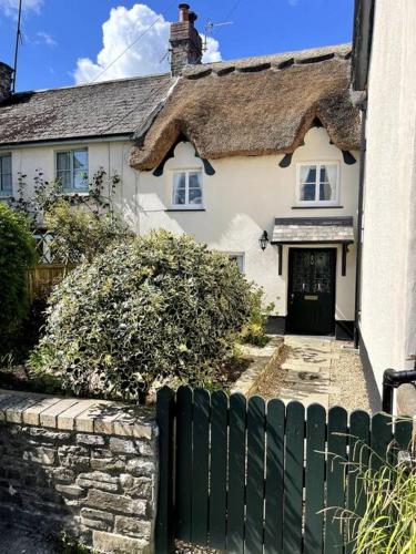 Casa blanca con techo de paja en Beautiful 1 bed thatched cottage en Dolton