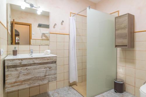 ファラニチュにあるPiliのバスルーム(洗面台、鏡付)