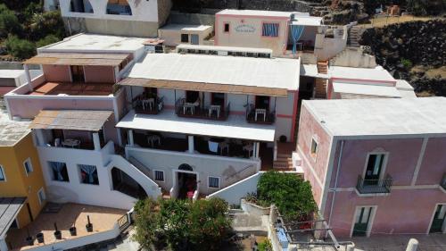 una vista aerea di una città con edifici di Hotel Residence Il Mulino ad Alicudi