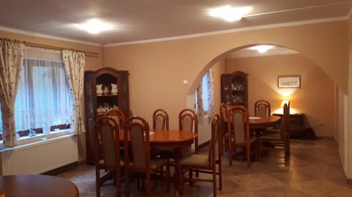 comedor con mesa y sillas en Pensiunea Maros, en Izvoru Mureşului