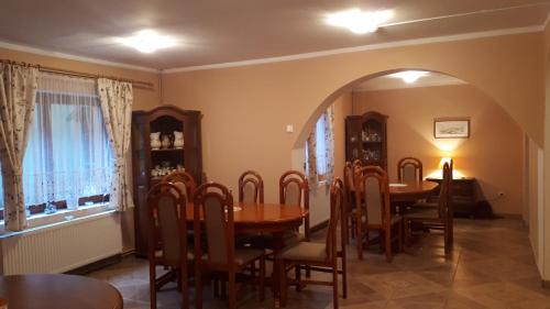 a dining room with a table and chairs at Pensiunea Maros din Harghita in Izvoru Mureşului