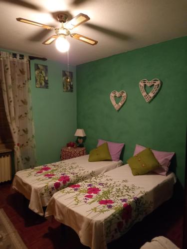 DonnazにあるB&B Jasmynのベッド2台 ハート付きの壁の部屋