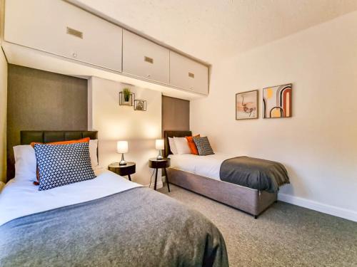 um quarto com duas camas e dois candeeiros em * Ipswich Suffolk Contractor Holiday Short Stay * em Whitton