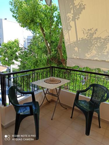 En balkong eller terrasse på Ομορφο διαμέρισμα κοντά στο σταθμό Δουκίσσης Πλακεντίας