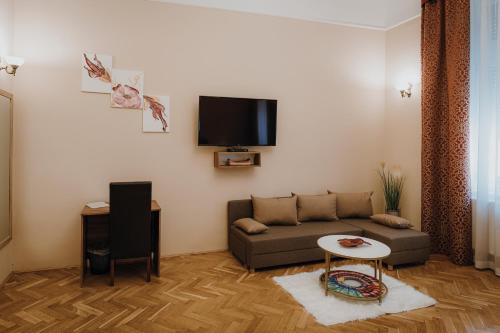 Televízia a/alebo spoločenská miestnosť v ubytovaní Dózsa Apartman Szeged