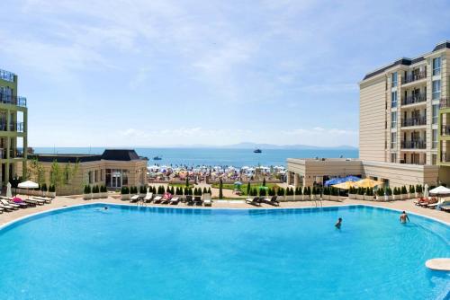 einen großen Pool mit Meerblick in der Unterkunft Festa Pomorie Resort in Pomorie