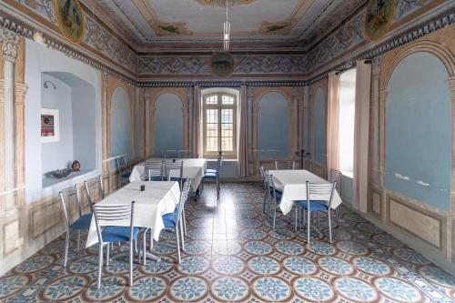 une salle à manger avec des tables et des chaises et un plafond dans l'établissement Ma'an lil-Hayat Boutique Hotel, à Bethléem