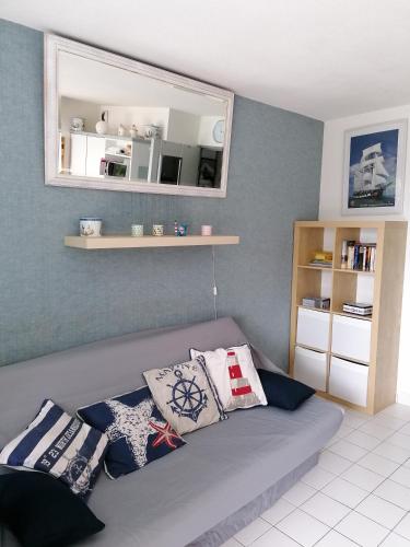 - un salon avec un canapé et des oreillers dans l'établissement LE VALLON, à Pornic