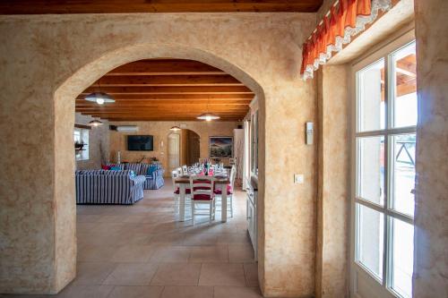 an archway leads into a dining room with a table at Villa Pavicini 2181 in Šegotići