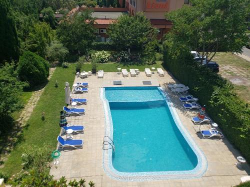 Piscina de la sau aproape de Family Hotel Magnolia