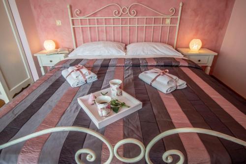 a bed with two towels and two cups on a table at Villa Pavicini 2181 in Šegotići