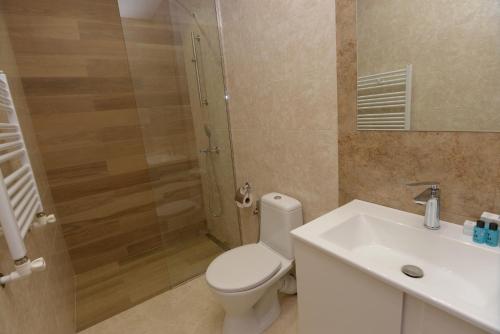 Ett badrum på Aratta Royal Hotel