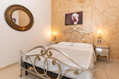 una camera con letto bianco e specchio di B&B Martina ad Agropoli
