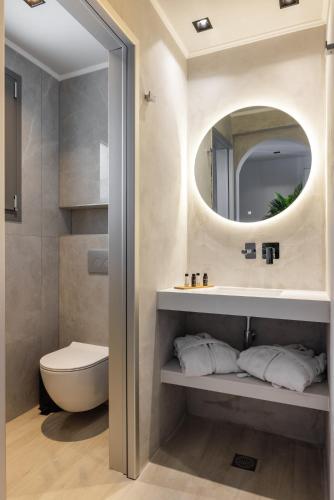 Ένα μπάνιο στο Amalthia Luxury Suites