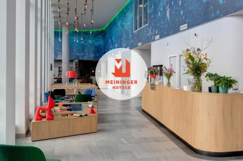 a store with a sign that reads manner noirs at MEININGER Hotel Amsterdam Amstel in Amsterdam