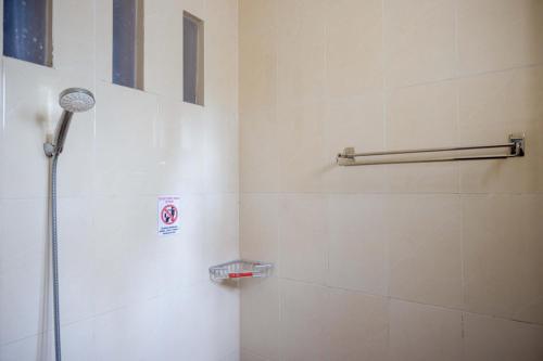 RedDoorz Syariah near PLTU Cilacap tesisinde bir banyo