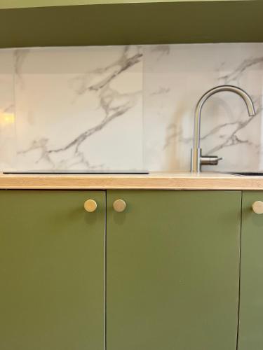 - un comptoir de cuisine avec un évier et un comptoir dans l'établissement studio d'architecte superieur - centre ville historique, à Ajaccio