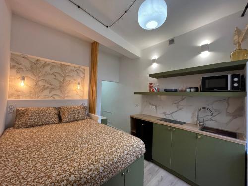 - une petite chambre avec un lit et un four micro-ondes dans l'établissement studio d'architecte superieur - centre ville historique, à Ajaccio