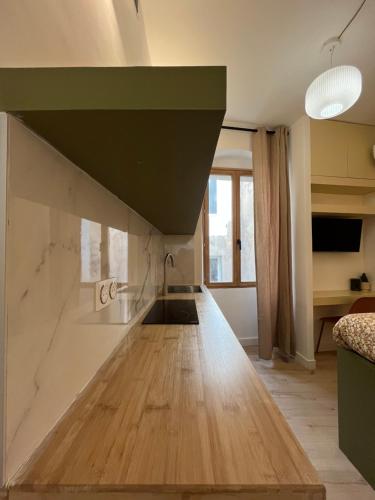 salon z drewnianą podłogą i sufitem w obiekcie studio d'architecte superieur - centre ville historique w Ajaccio