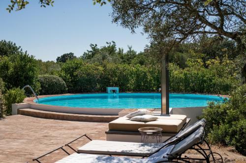 塔維拉的住宿－Altanure - Casa Terra Ecological Boutique Hotel，游泳池旁设有躺椅