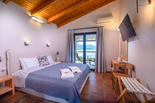 Postel nebo postele na pokoji v ubytování Trizonia Bay Hotel
