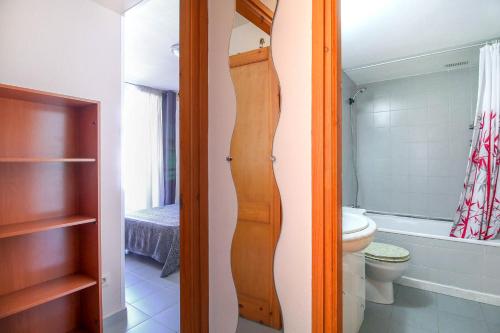 y baño pequeño con aseo y ducha. en Sistach Rentals Apartments Blau Park 310 & 311 en L'Estartit