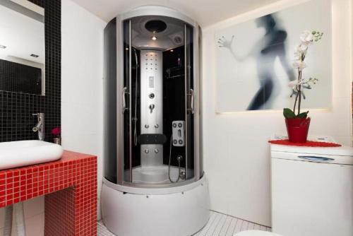 a bathroom with a shower with a red counter at Urban Nest Apartments Dietla 69-8B in Kraków