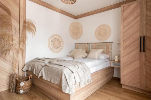 een slaapkamer met een bed en een houten deur bij Willa Dunajec - Luxury Apartments in Zakopane