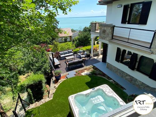 una vista aérea de una casa con piscina en ARTtrend Luxury Villa, en Tihany