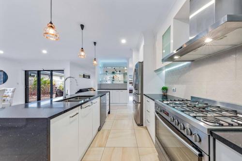 Kuchyň nebo kuchyňský kout v ubytování Airlie Beach Home